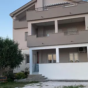 Apartament Theros, Bibinje